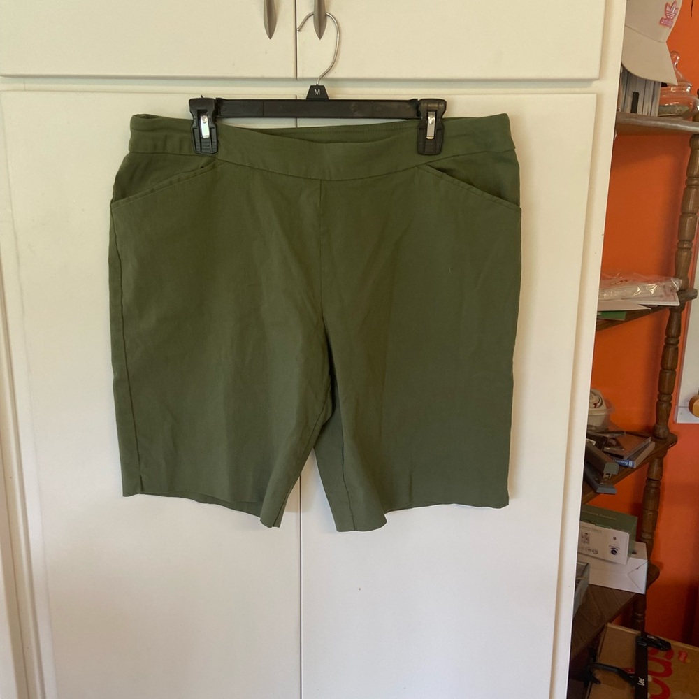 Time and Tru Green Bermuda Shorts Casual Cotton Blend